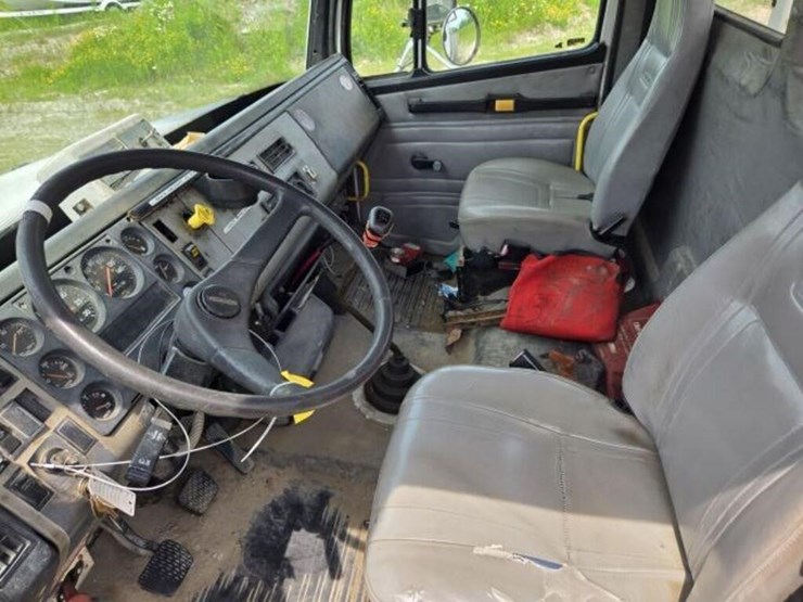 2000-freightliner-fl80-image-32