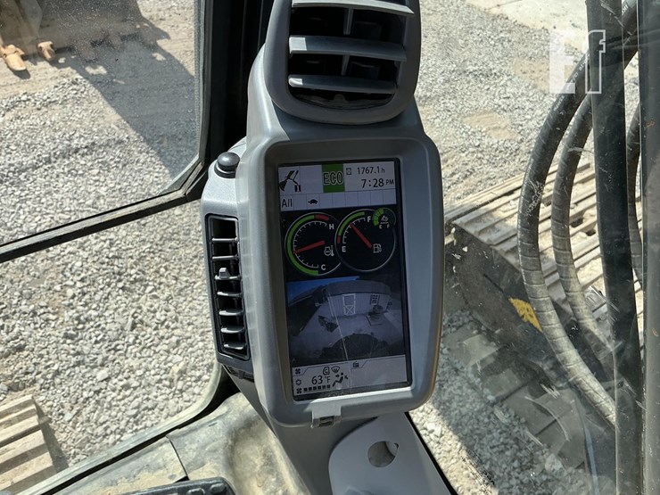 2022-deere-245g-lc-image-8