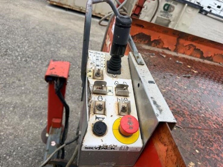2017-skyjack-sj6832-4x4-scissor-lift-37011111-image-14