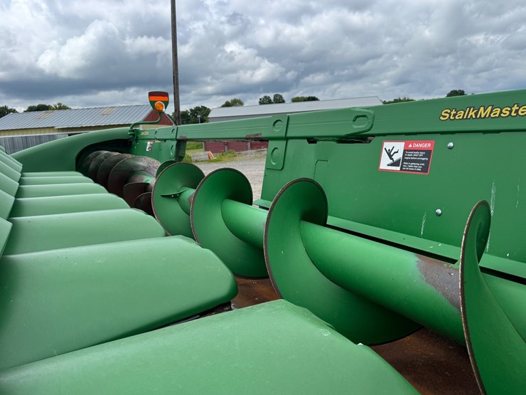 2015-john-deere-608c-image-13
