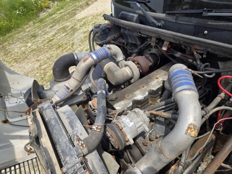 2000-freightliner-fl80-image-40
