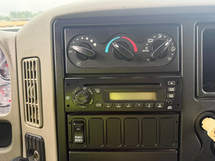 2011-international-durastar-4300-image-70