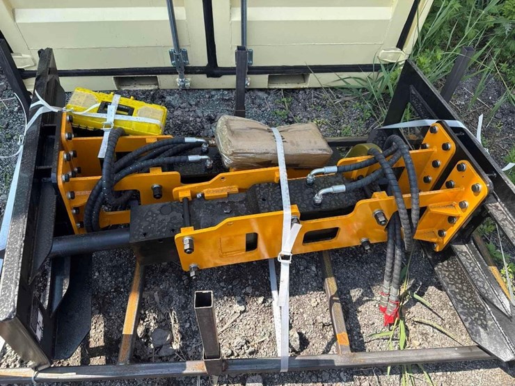 new-giyi-co-hydraulic-skidloader-pile-hammer-attachment-model-gy-d680-image-1