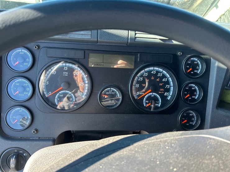 2017-freightliner-cascadia-125-image-82