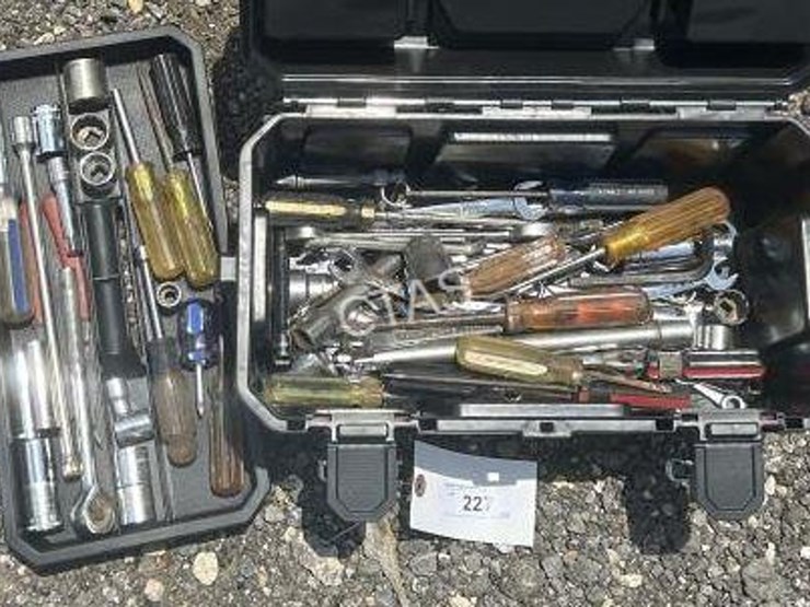 #227-•-16"-tool-box-w/-screw-drivers-&-wrenches-image-3