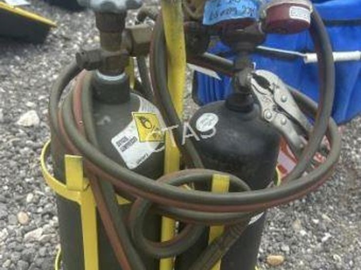 #237-•-oxy-fuel-torch-kit-w/-oxygen-&-fuel-cylinders-image-1