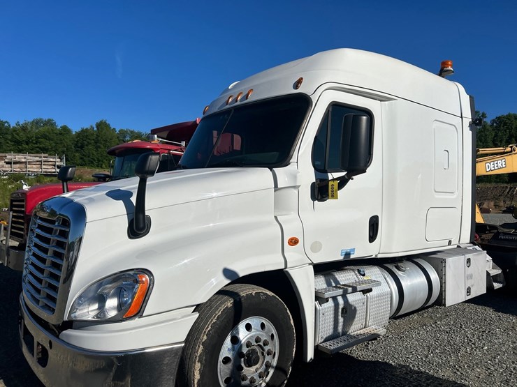 2017-freightliner-cascadia-125-image-12
