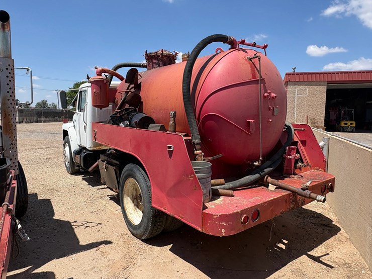 1987-international-1954-s/a-daycab-vacuum-truck-image-3