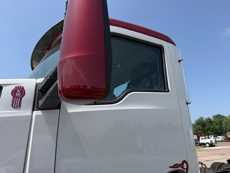 2018-kenworth-t880-image-12