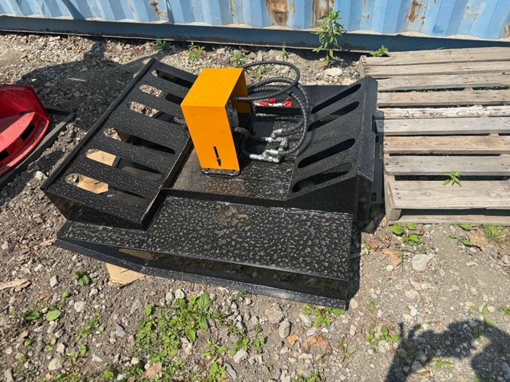 new-giyi-mini-skid-steer-brush-hog-image-2