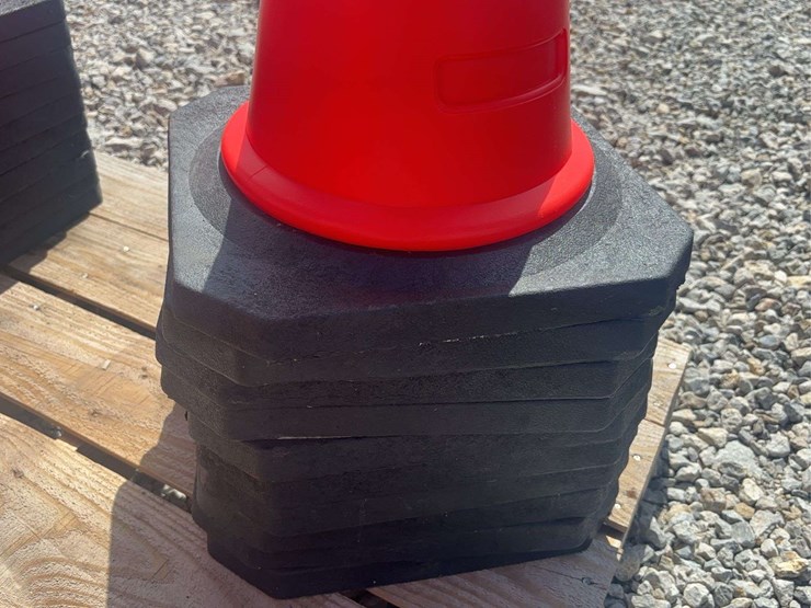 traffic-safety-cone-with-heavy-duty-rubber-base-image-3