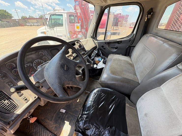 2007-freightliner-m2-106-image-9