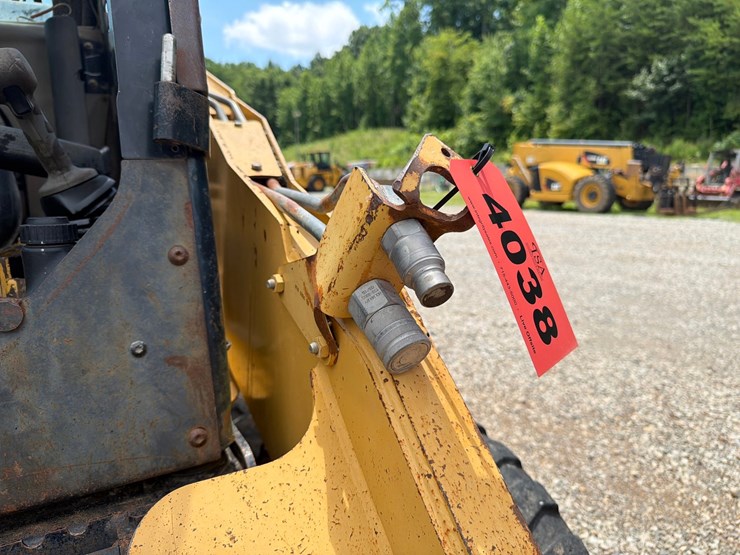 caterpillar-242b-image-18