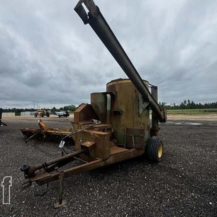 JOHN DEERE 700