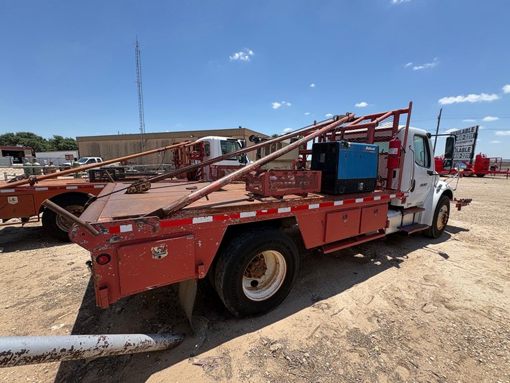 2007-freightliner-m2-106-image-5