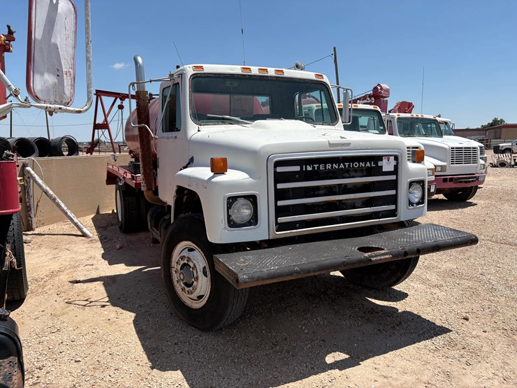 1984-international-1954-s/a-daycab-vacuum-truck-image-2