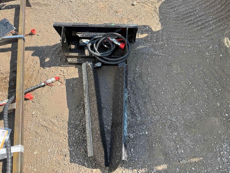 new-giyi-mini-skid-steer-horizontal-clamp-forks-image-2