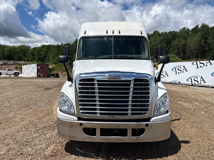 2017-freightliner-cascadia-125-image-8