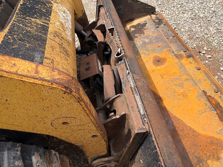 caterpillar-242b-image-16