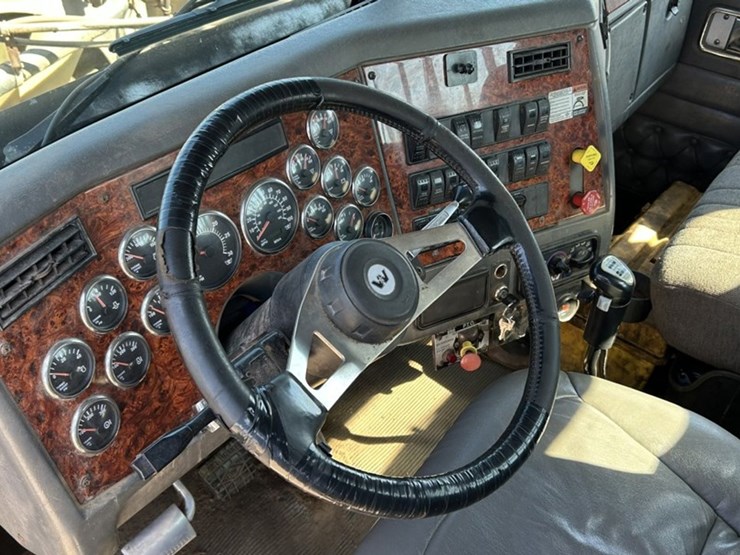 #1433-•-2005-western-star-tri-axle-day-cab-truck-tractor-image-67