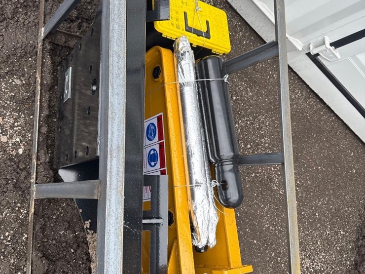 new-agrotk-co-hydraulic-skidloader-hammer-attachment-model-sshh680-image-3