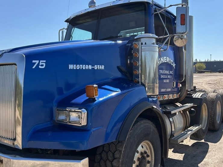 #1433-•-2005-western-star-tri-axle-day-cab-truck-tractor-image-9