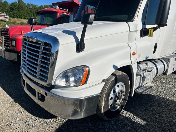 2017-freightliner-cascadia-125-image-9