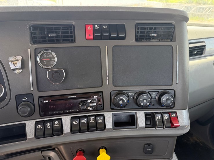 2018-kenworth-t880-image-41