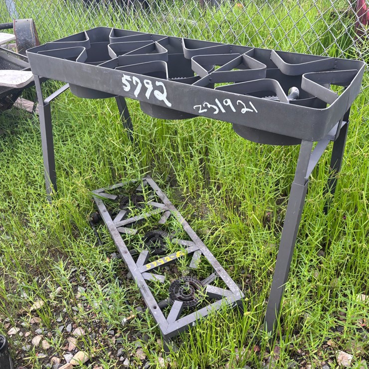 #31921 • 3 BURNER PROPANE ON STAND