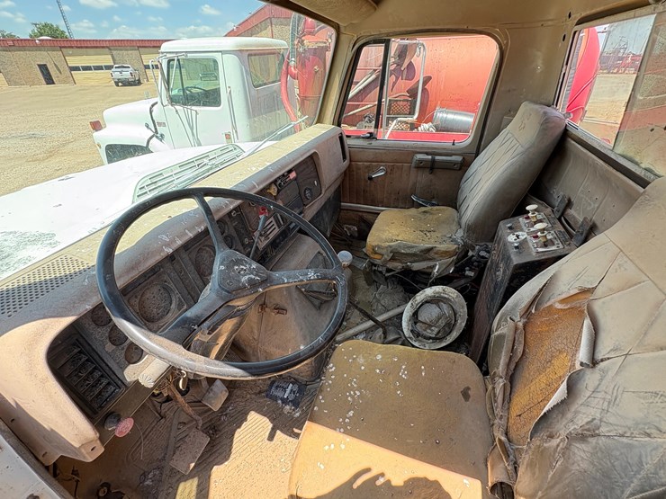 1984-international-1954-s/a-daycab-vacuum-truck-image-6