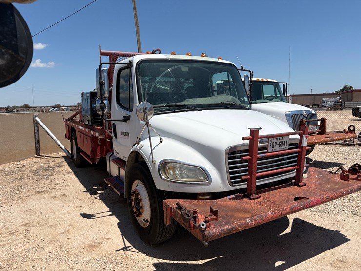 2007-freightliner-m2-106-image-2