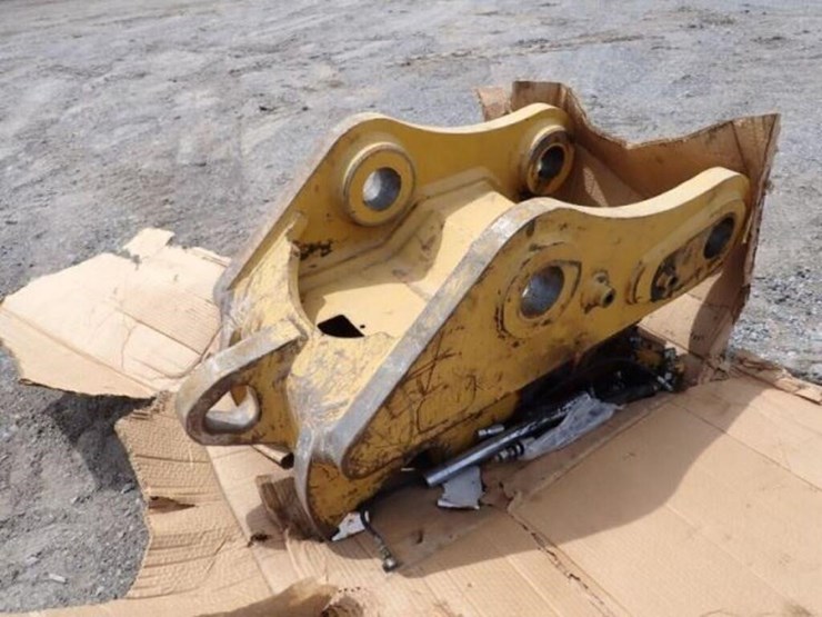 caterpillar-hydraulic-quick-coupler-image-1