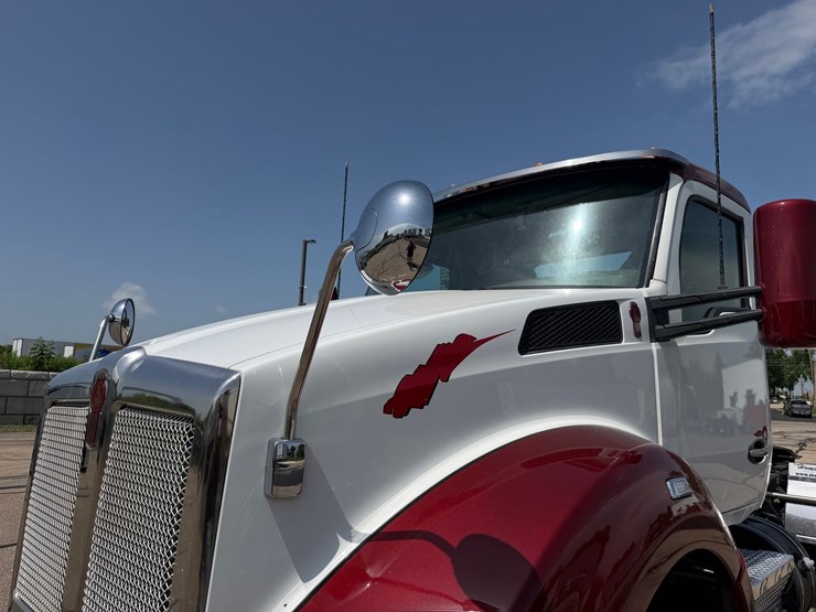2018-kenworth-t880-image-10