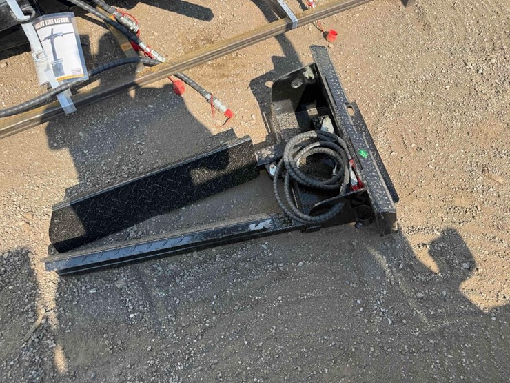 new-giyi-mini-skid-steer-horizontal-clamp-forks-image-1