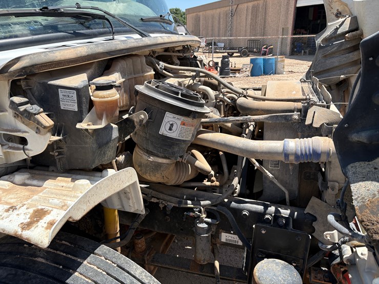 2007-freightliner-m2-106-image-12