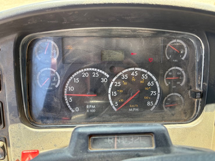 2007-freightliner-m2-106-image-10
