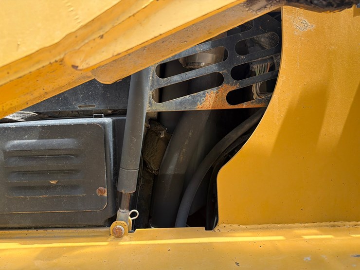 caterpillar-242b-image-21