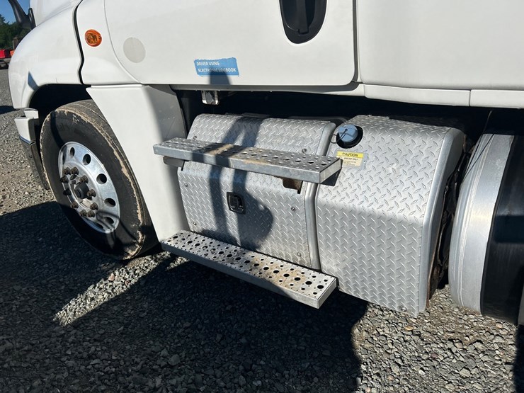 2017-freightliner-cascadia-125-image-20