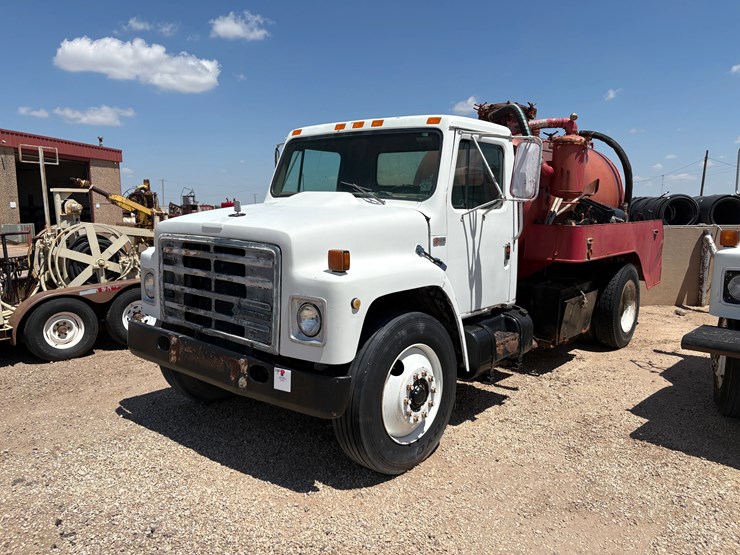 1987-international-1954-s/a-daycab-vacuum-truck-image-1