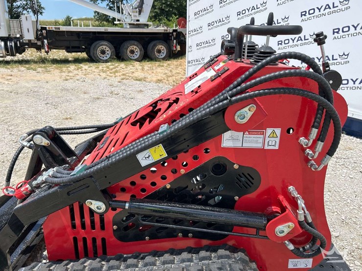 mini-skid-steer-loader-image-12