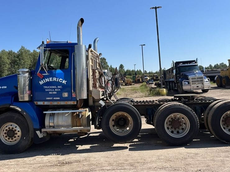 #1433-•-2005-western-star-tri-axle-day-cab-truck-tractor-image-2