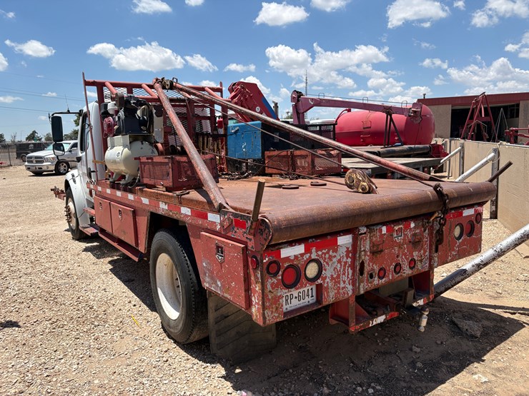 2007-freightliner-m2-106-image-6