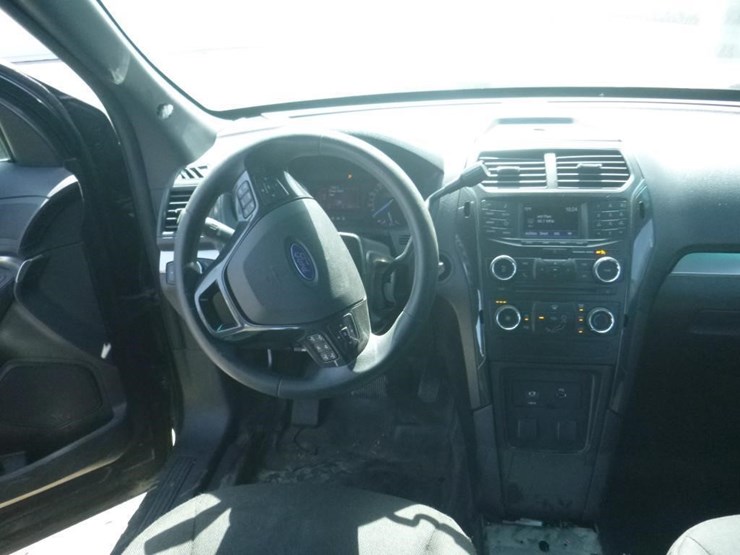 2016-ford-explorer-image-9