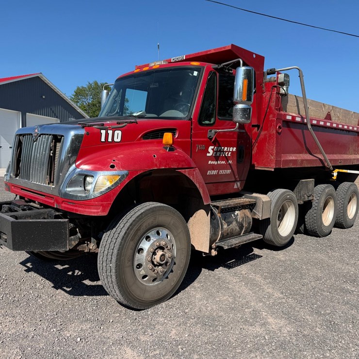 #1422 • 2006 International 7600SFA Tri Axle Dump Truck