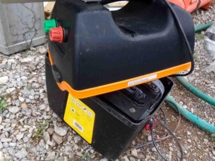 gallagher-b-300-solar-fence-charger-image-1
