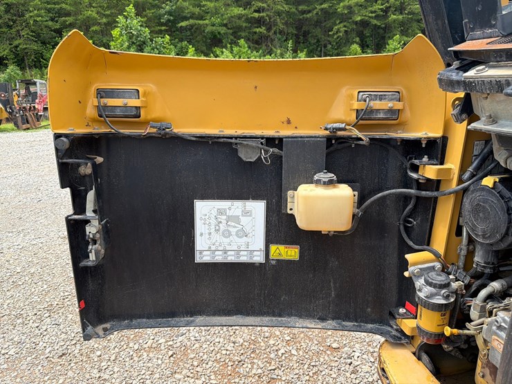 caterpillar-242b-image-40