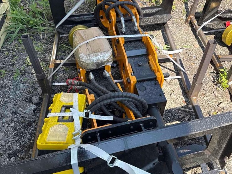 new-giyi-co-hydraulic-skidloader-pile-hammer-attachment-model-gy-d680-image-2