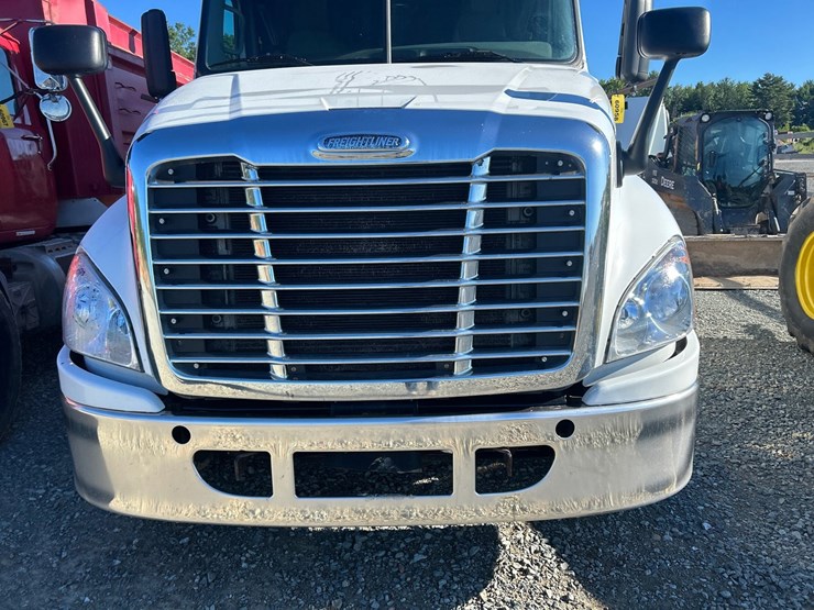 2017-freightliner-cascadia-125-image-11