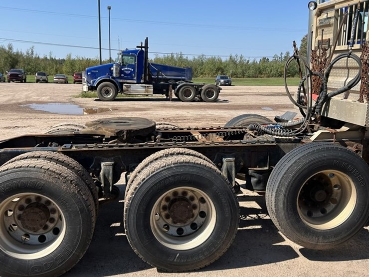 #1433-•-2005-western-star-tri-axle-day-cab-truck-tractor-image-11