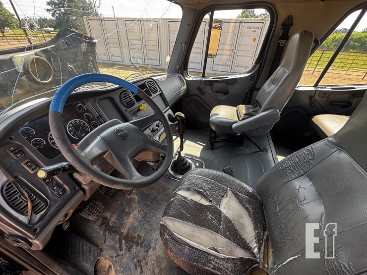 2004-freightliner-business-class-m2-106-image-11
